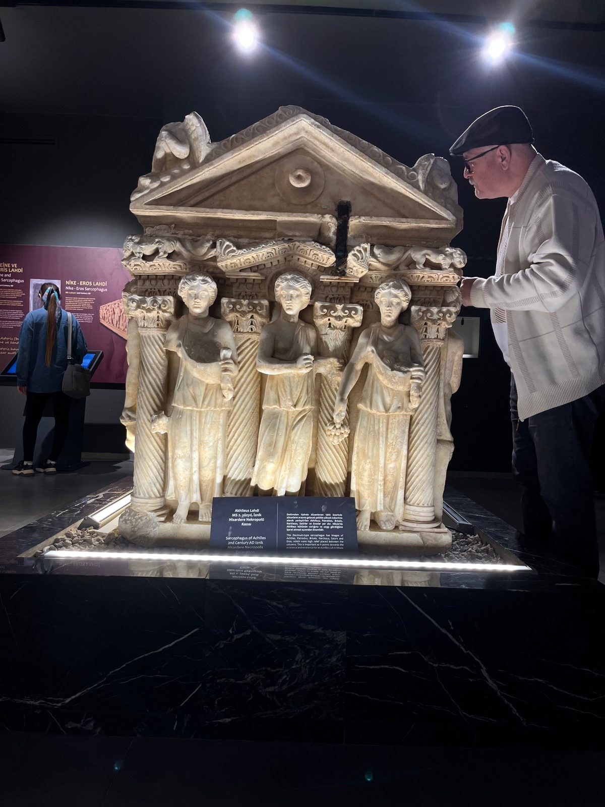 İznik müzesinde lahiti dikkatlice izleyen adam.